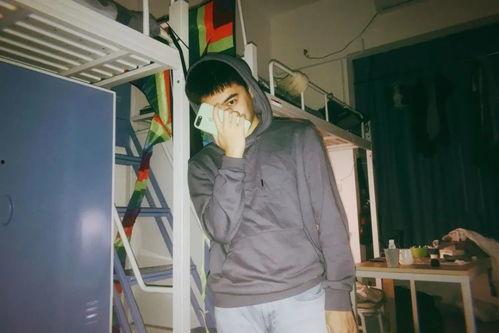 宿舍吃瓜拍大片,揭秘校园生活趣味瞬间