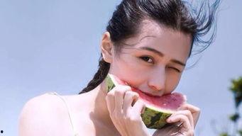 女生跟你分享吃瓜,女生与你共享的甜蜜瞬间