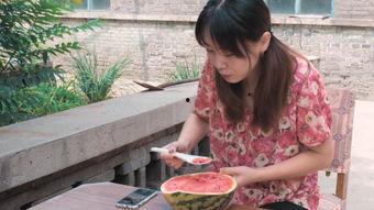 边跳舞边吃瓜,品味瓜香四溢