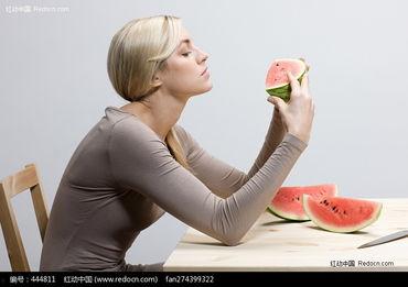 美女吃瓜事件图片,网络热议不断！