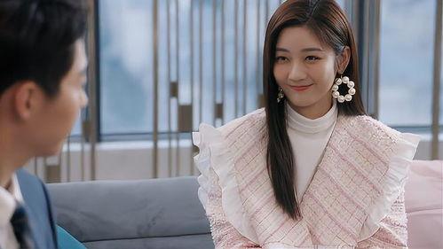 吃瓜让女友陪老总,吃瓜女友意外成为老总青睐的神秘助手