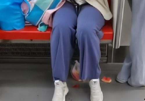 占座女吃瓜,揭秘校园霸凌背后的真相